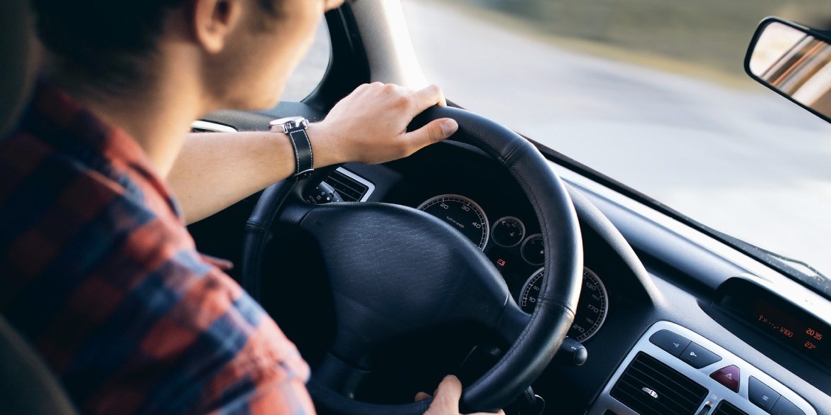 Adopter une bonne position au volant pour éviter les douleurs en voiture